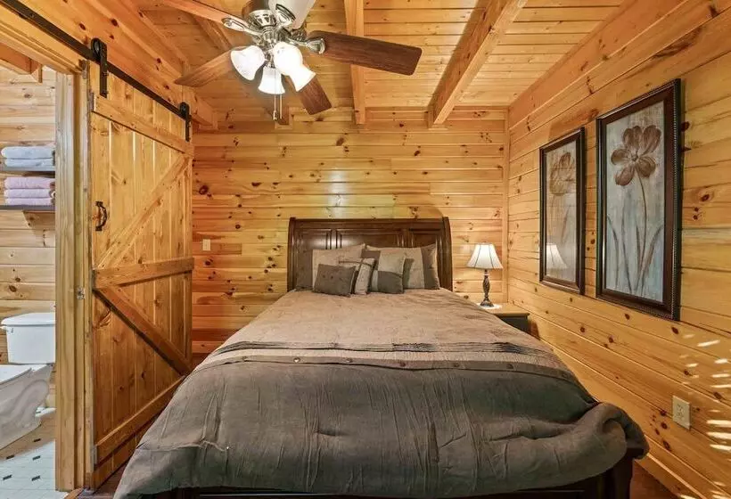 Rustic 3br Cabin Near Lake W/ Hot Tub!