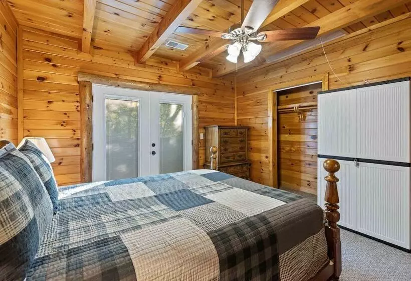 Rustic 3br Cabin Near Lake W/ Hot Tub!