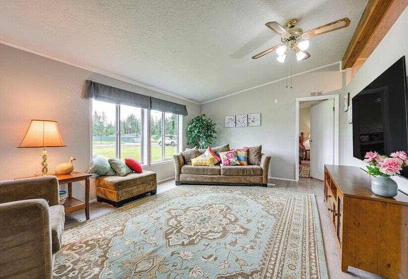 Castle Rock Home Near Cowlitz River, Dogs Welcome!