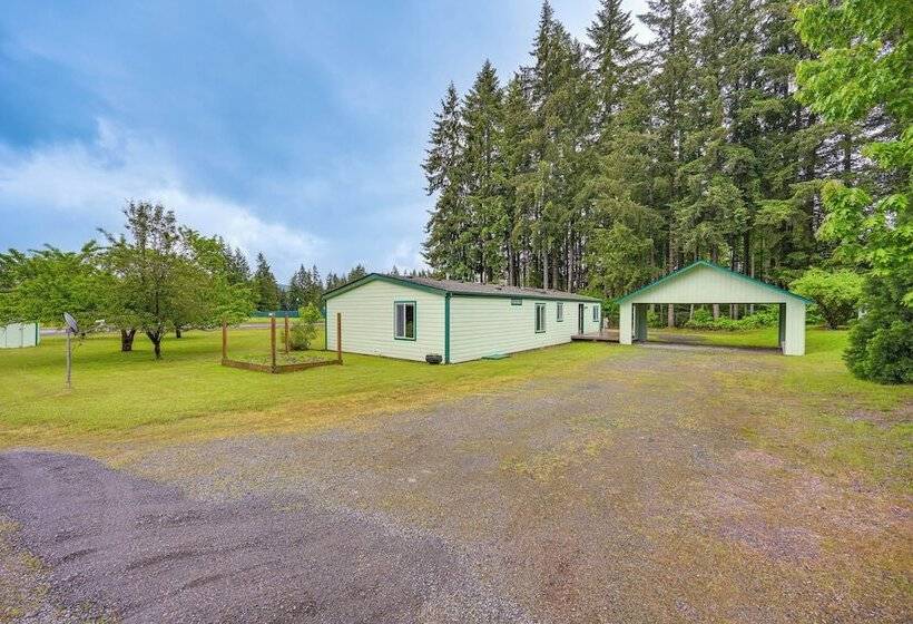 Castle Rock Home Near Cowlitz River, Dogs Welcome!