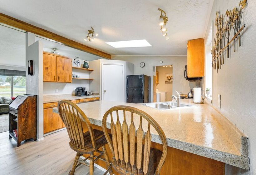 Castle Rock Home Near Cowlitz River, Dogs Welcome!