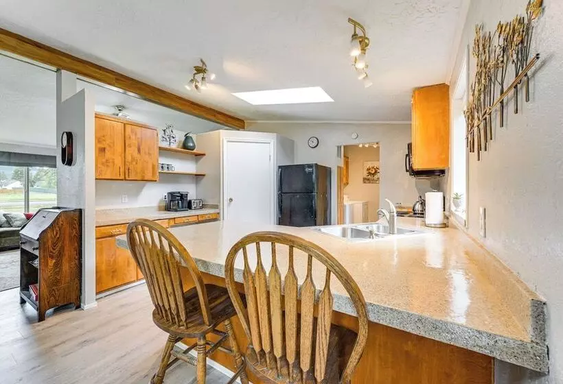 Castle Rock Home Near Cowlitz River, Dogs Welcome!