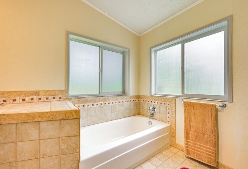 Castle Rock Home Near Cowlitz River, Dogs Welcome!