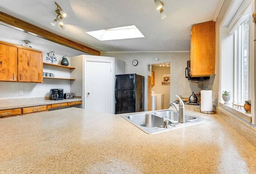 Castle Rock Home Near Cowlitz River, Dogs Welcome!