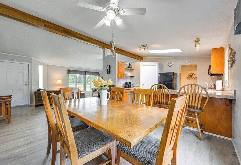 Castle Rock Home Near Cowlitz River, Dogs Welcome!