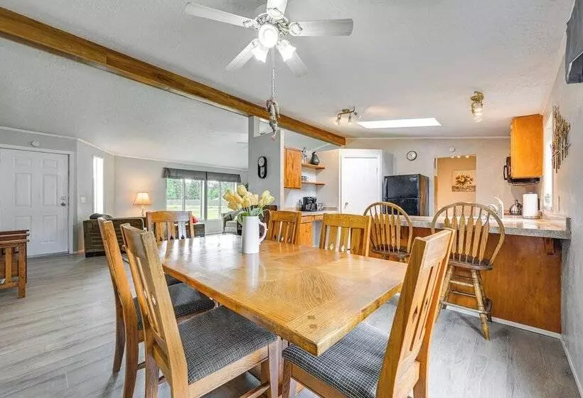 Castle Rock Home Near Cowlitz River, Dogs Welcome!