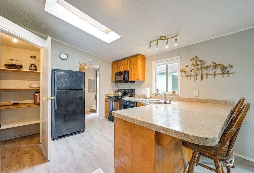 Castle Rock Home Near Cowlitz River, Dogs Welcome!