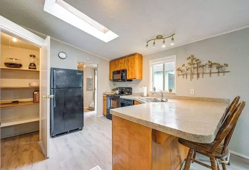 Castle Rock Home Near Cowlitz River, Dogs Welcome!