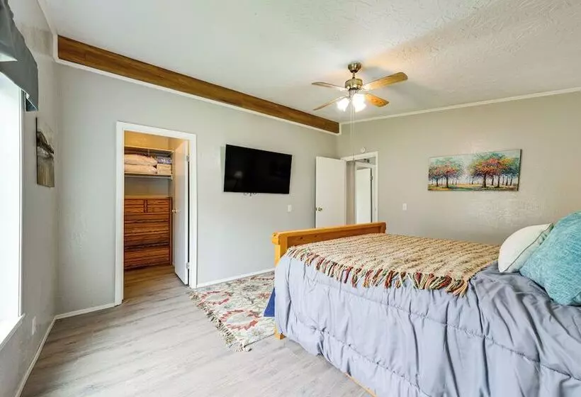 Castle Rock Home Near Cowlitz River, Dogs Welcome!