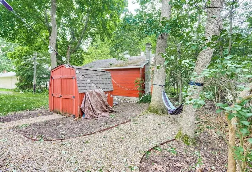 Walk To Lake: Historic Lakeside Marblehead Cottage