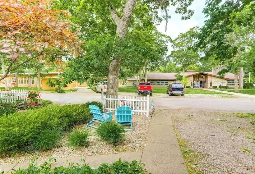 Walk To Lake: Historic Lakeside Marblehead Cottage