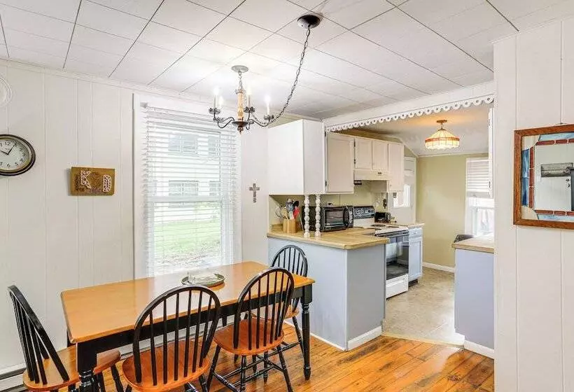 Walk To Lake: Historic Lakeside Marblehead Cottage