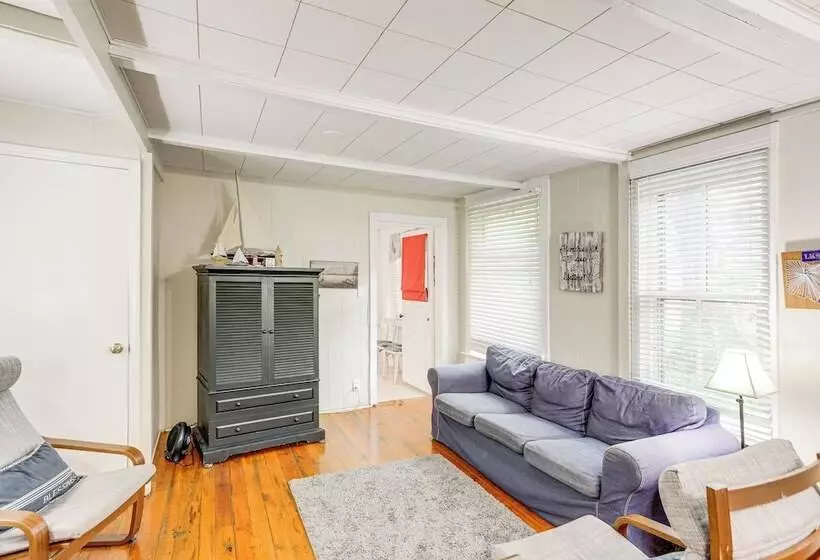 Walk To Lake: Historic Lakeside Marblehead Cottage