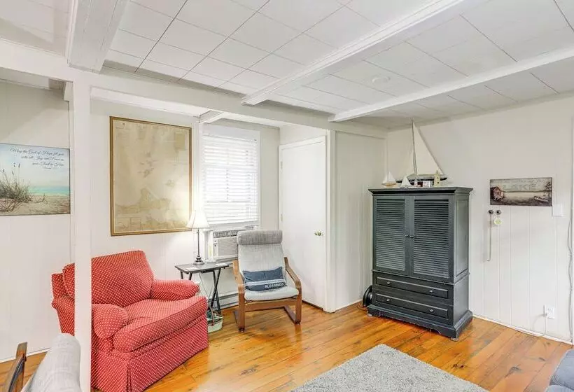 Walk To Lake: Historic Lakeside Marblehead Cottage