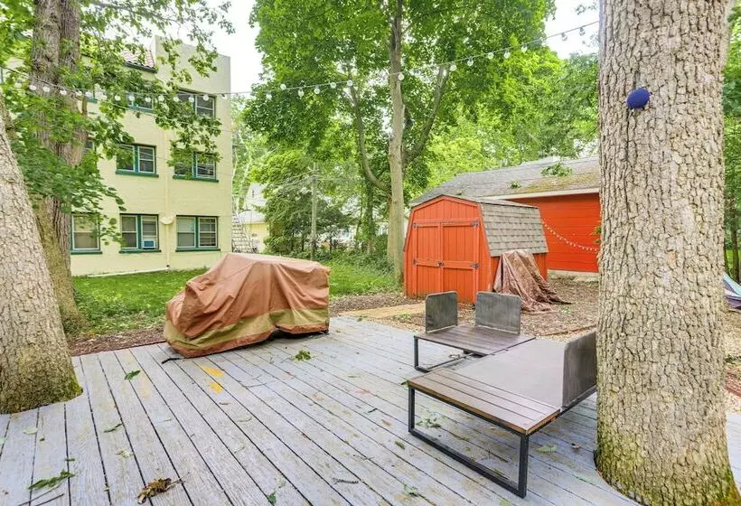 Walk To Lake: Historic Lakeside Marblehead Cottage