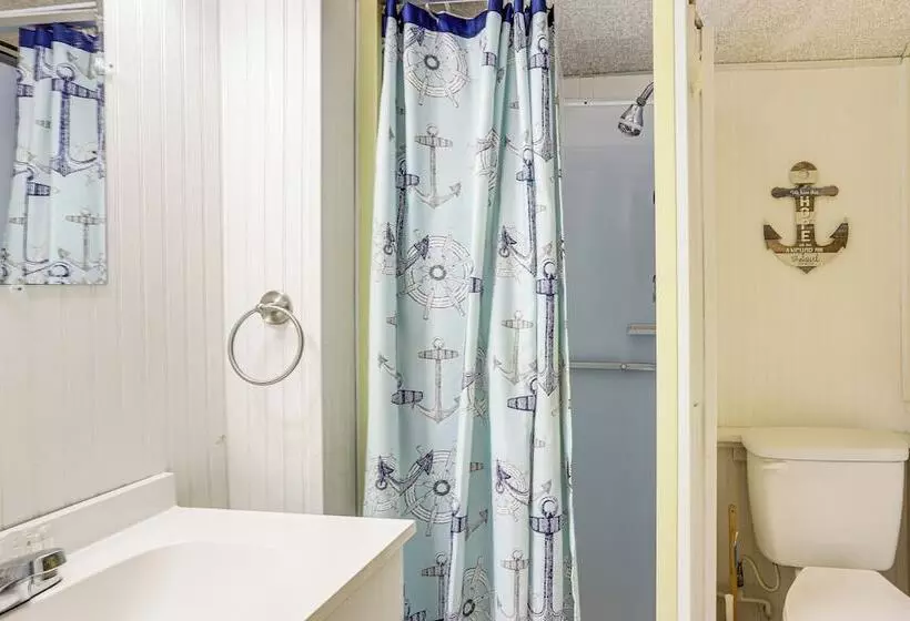 Walk To Lake: Historic Lakeside Marblehead Cottage