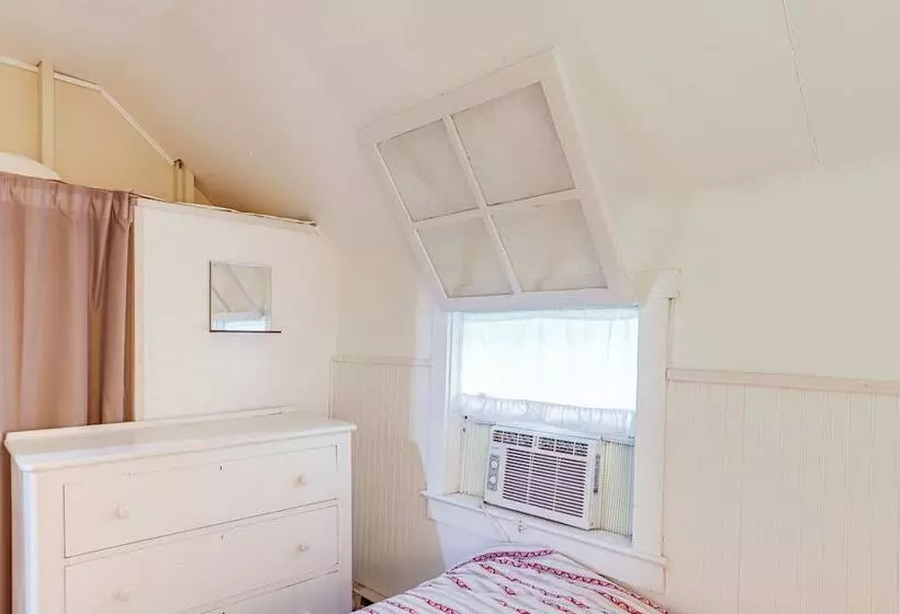 Walk To Lake: Historic Lakeside Marblehead Cottage