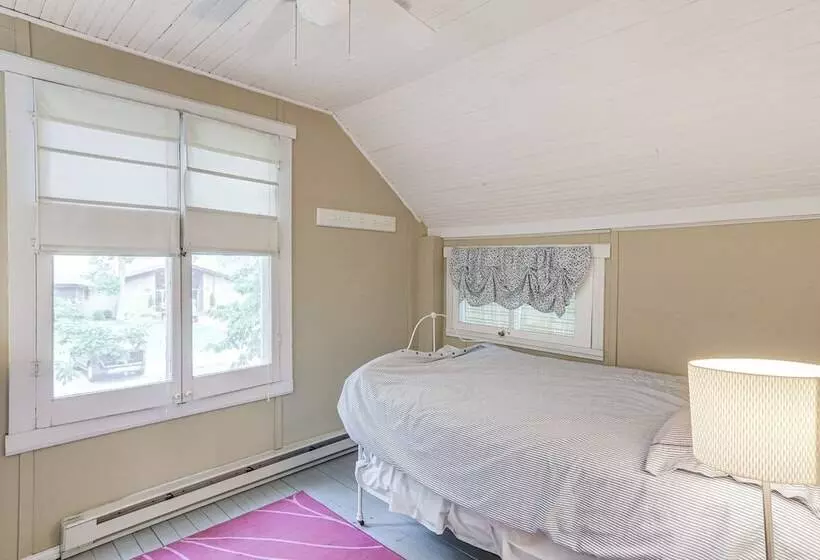 Walk To Lake: Historic Lakeside Marblehead Cottage