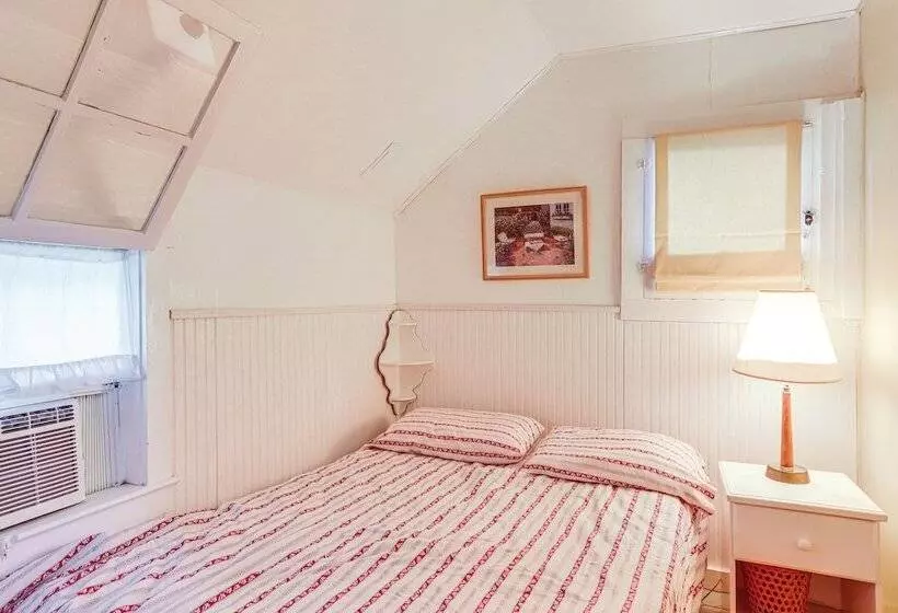 Walk To Lake: Historic Lakeside Marblehead Cottage