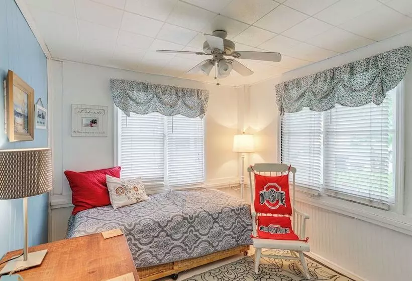 Walk To Lake: Historic Lakeside Marblehead Cottage