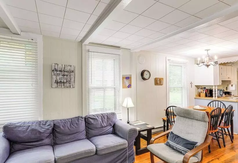 Walk To Lake: Historic Lakeside Marblehead Cottage