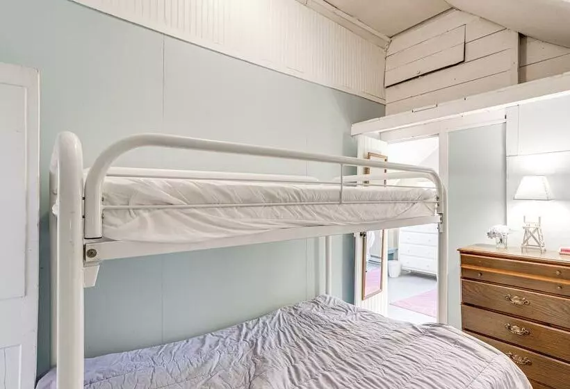 Walk To Lake: Historic Lakeside Marblehead Cottage