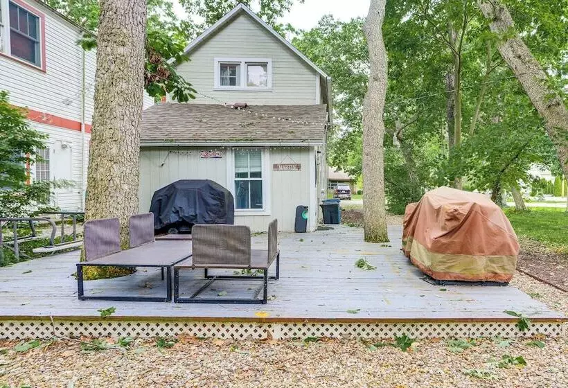 Walk To Lake: Historic Lakeside Marblehead Cottage