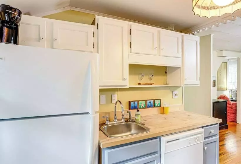 Walk To Lake: Historic Lakeside Marblehead Cottage