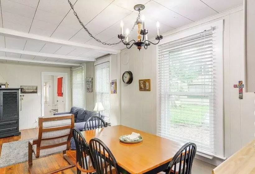 Walk To Lake: Historic Lakeside Marblehead Cottage