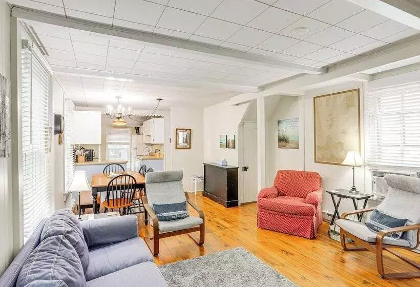 Walk To Lake: Historic Lakeside Marblehead Cottage