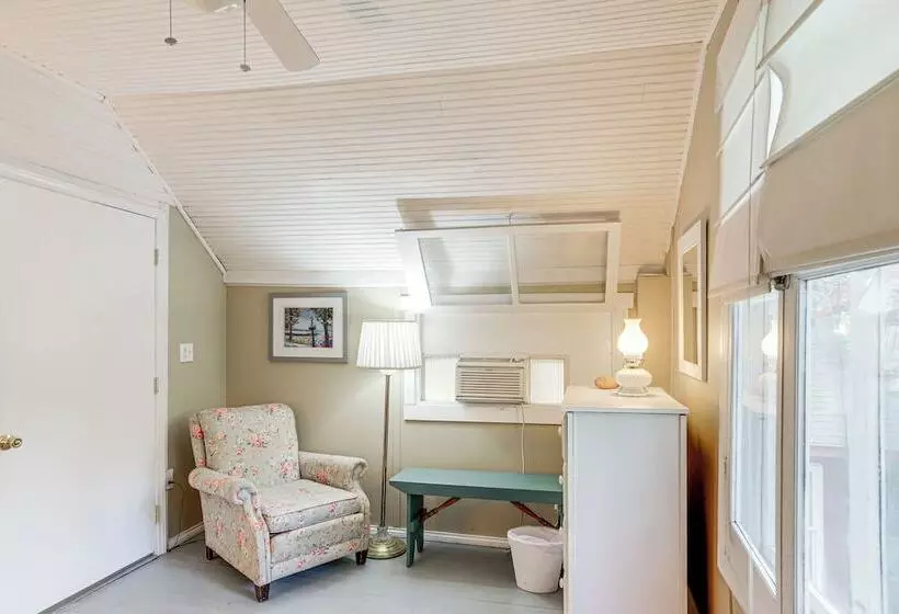 Walk To Lake: Historic Lakeside Marblehead Cottage