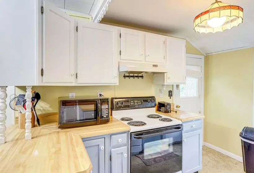 Walk To Lake: Historic Lakeside Marblehead Cottage