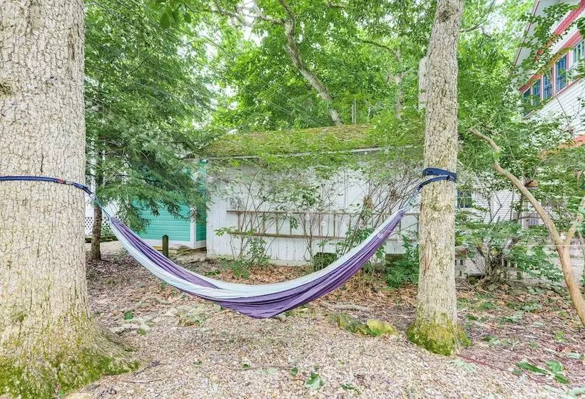 Walk To Lake: Historic Lakeside Marblehead Cottage