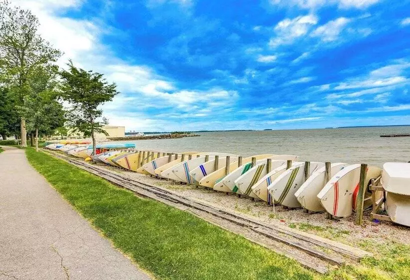 Walk To Lake: Historic Lakeside Marblehead Cottage