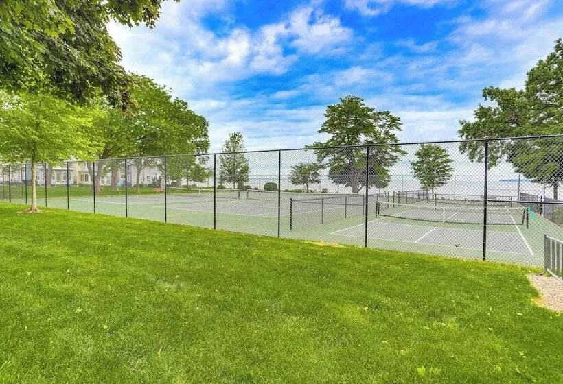 Walk To Lake: Historic Lakeside Marblehead Cottage