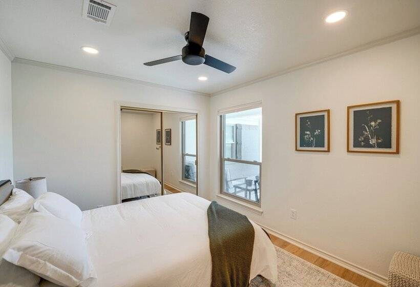 Lakefront Granbury Home W/ Patio, Fire Pit & Dock!