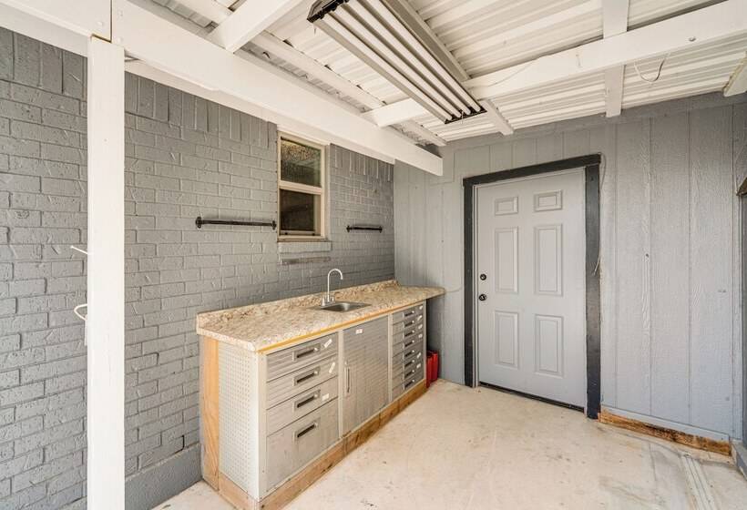 Lakefront Granbury Home W/ Patio, Fire Pit & Dock!