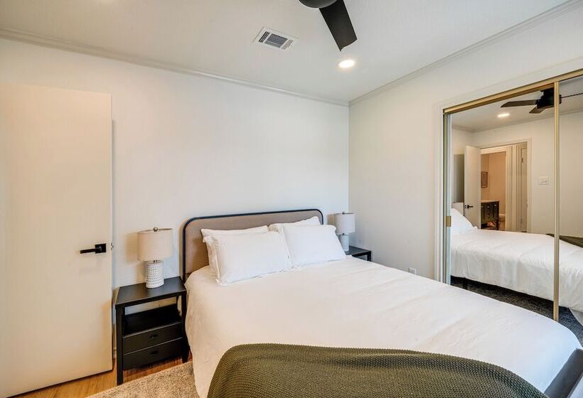 Lakefront Granbury Home W/ Patio, Fire Pit & Dock!