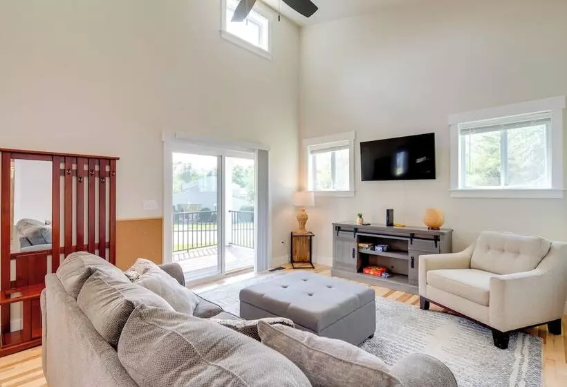 Peaceful Hendersonville Home < 2 Mi To Main St!