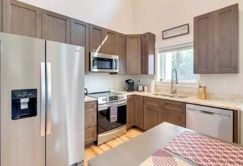 Peaceful Hendersonville Home < 2 Mi To Main St!