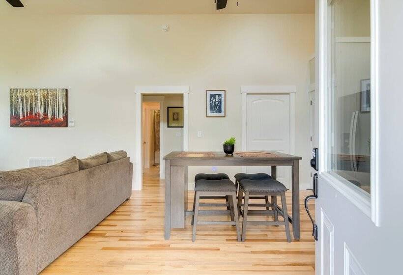 Peaceful Hendersonville Home < 2 Mi To Main St!