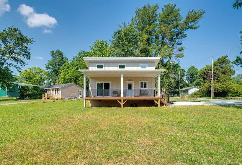 Peaceful Hendersonville Home < 2 Mi To Main St!