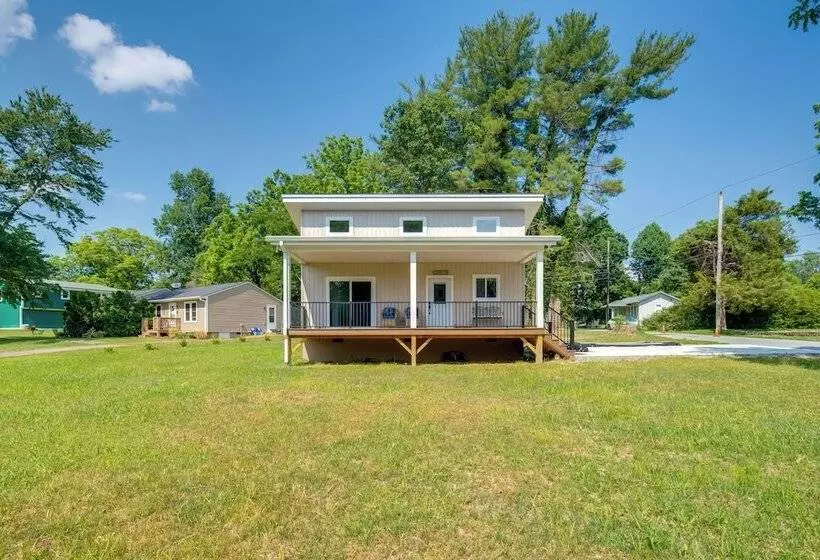 Peaceful Hendersonville Home < 2 Mi To Main St!