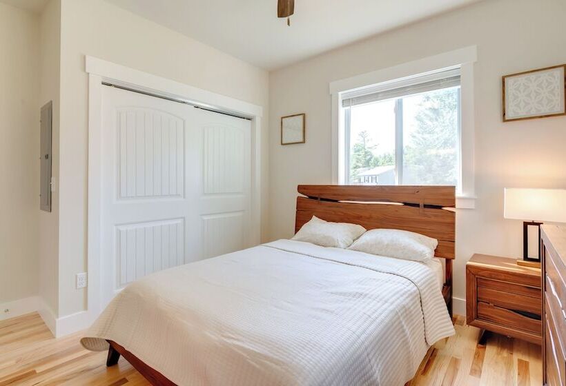 Peaceful Hendersonville Home < 2 Mi To Main St!