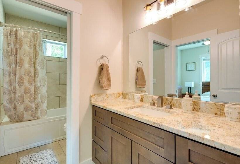 Peaceful Hendersonville Home < 2 Mi To Main St!