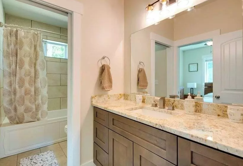 Peaceful Hendersonville Home < 2 Mi To Main St!