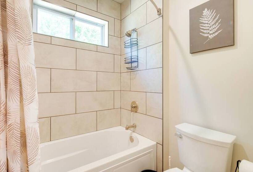 Peaceful Hendersonville Home < 2 Mi To Main St!