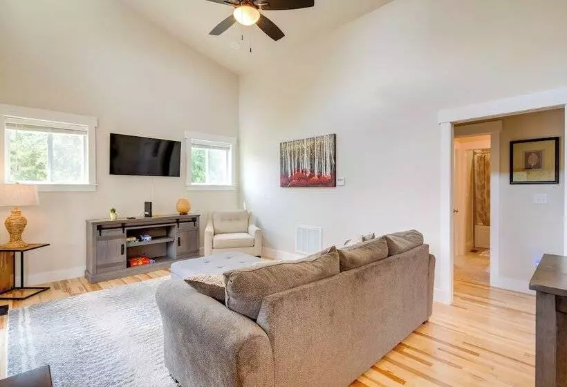 Peaceful Hendersonville Home < 2 Mi To Main St!