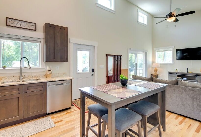 Peaceful Hendersonville Home < 2 Mi To Main St!