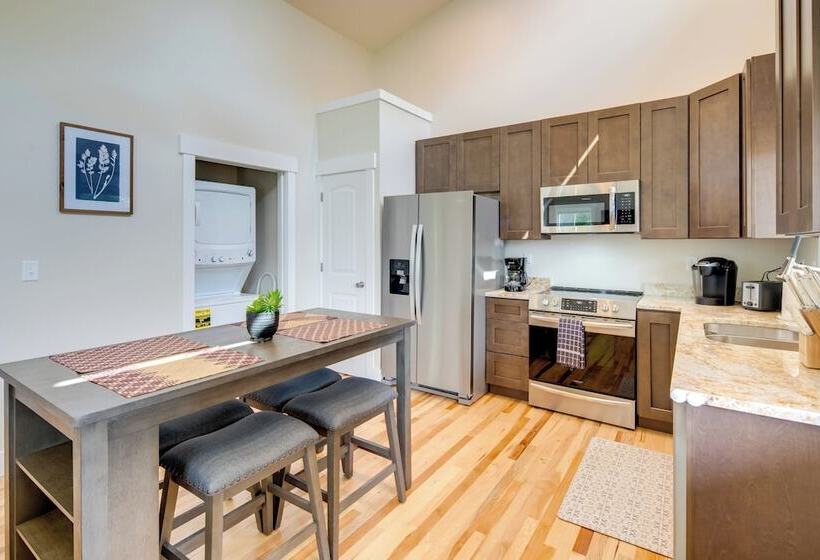 Peaceful Hendersonville Home < 2 Mi To Main St!